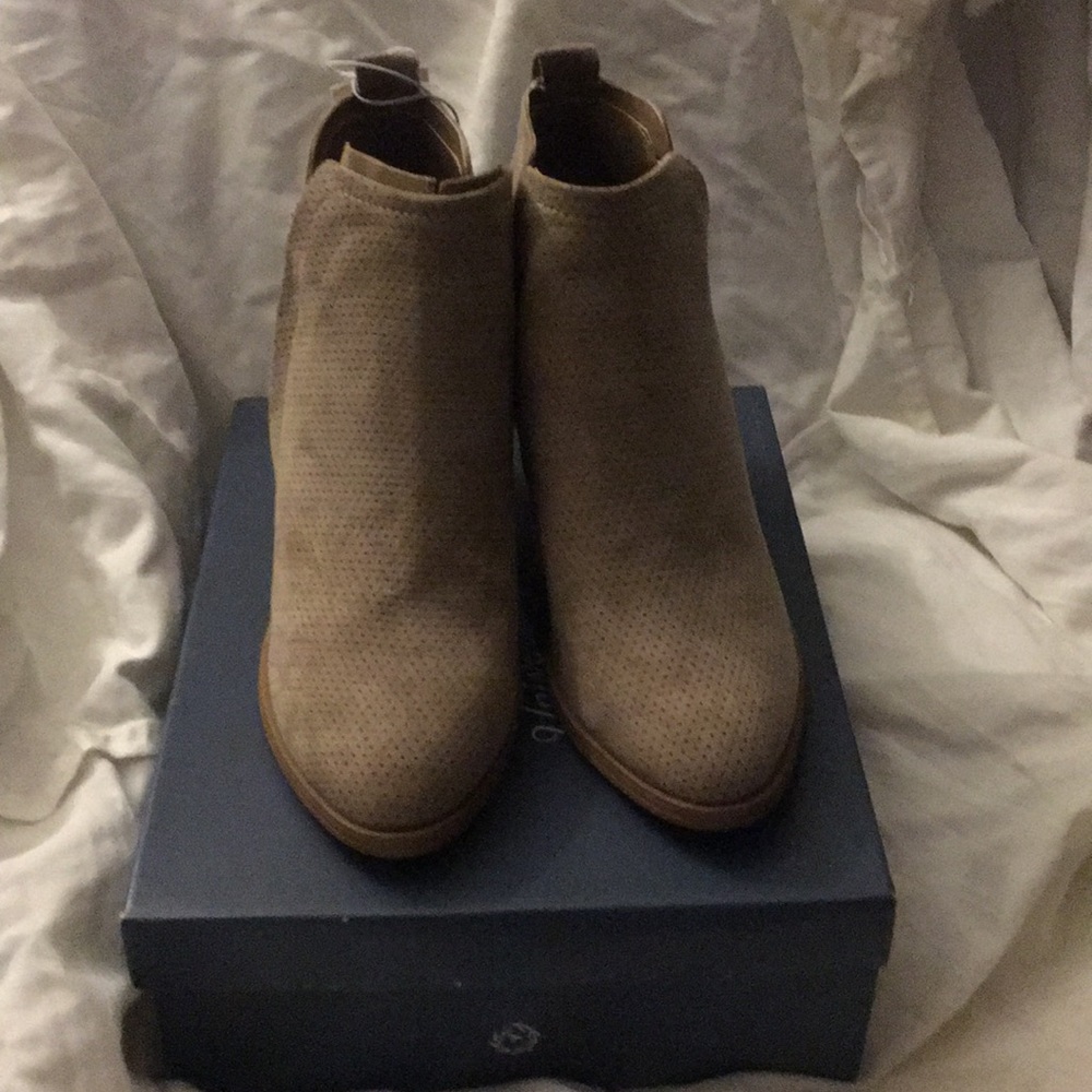 NWT Universal Thread boots